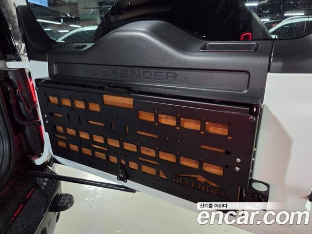 Land Rover Defender 2025 — Фото 19/20