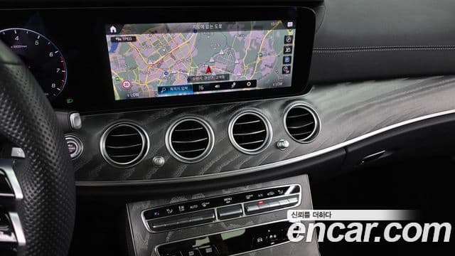 Mercedes-Benz E-Class 2021 — ფოტო 13/20