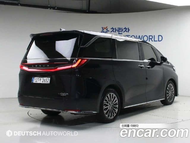 Lexus LM, 2025