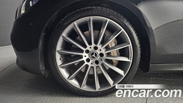 Mercedes-Benz E-Class 2022 — ფოტო 4/20