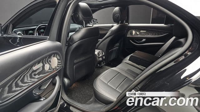 Mercedes-Benz E-Class 2022 — ფოტო 11/20