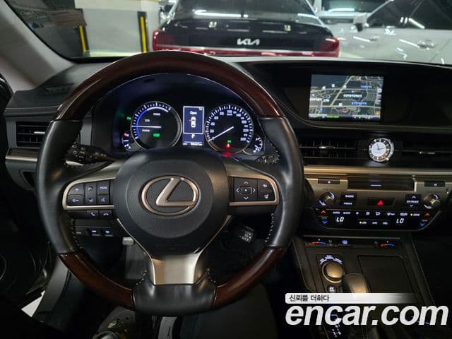 Lexus ES300h 2018 — Photo 5/11