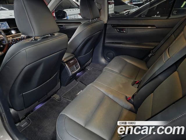 Lexus ES300h 2018 — Photo 8/11