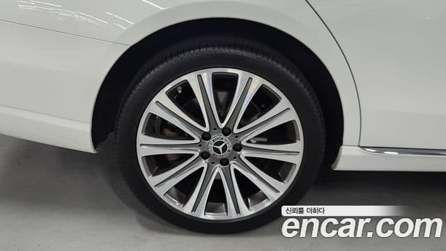 Mercedes-Benz E-Class 2023 — ფოტო 4/20