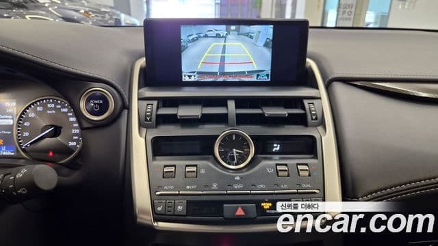 Lexus NX300h 2021 — ფოტო 14/20
