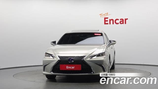 Lexus ES300h 2020 — Фото 3/20