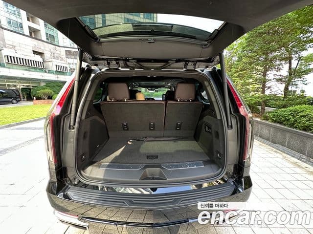 Cadillac Escalade 2021 — ფოტო 16/16