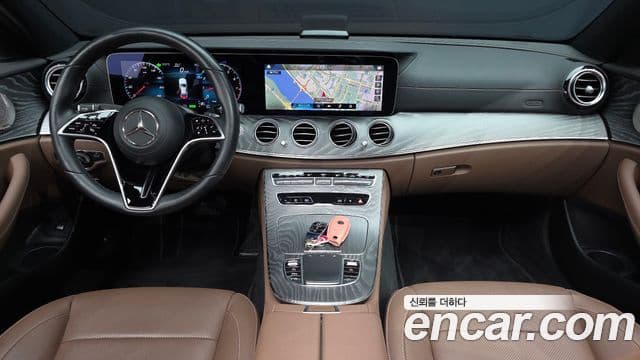 Mercedes-Benz E-Class 2023 — ფოტო 7/20