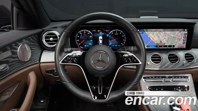 Mercedes-Benz E-Class 2023 — ფოტო 13/20