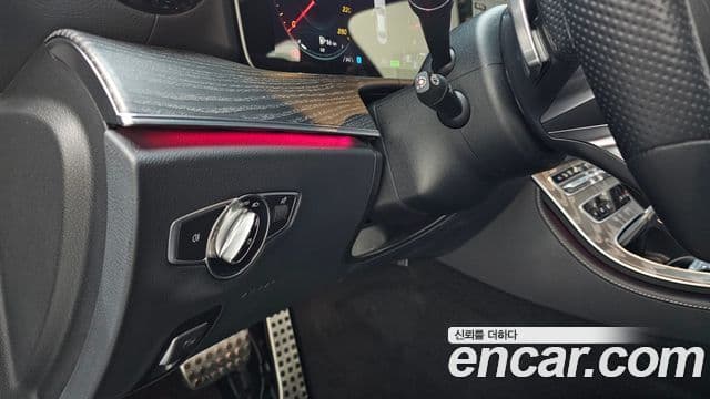 Mercedes-Benz E-Class 2022 — ფოტო 17/20
