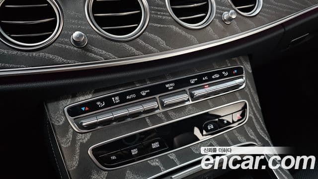 Mercedes-Benz E-Class 2022 — ფოტო 19/20