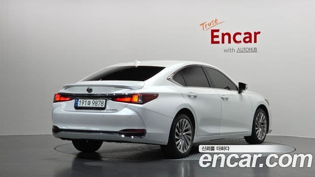 Lexus ES300h 2023 — ფოტო 2/20