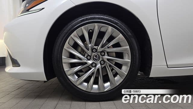 Lexus ES300h 2023 — ფოტო 5/20