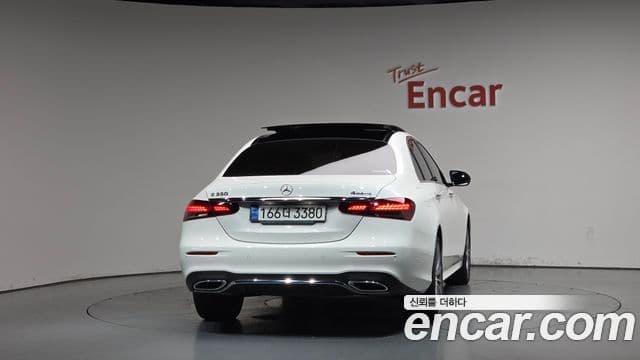 Mercedes-Benz E-Class 2022 — ფოტო 4/20