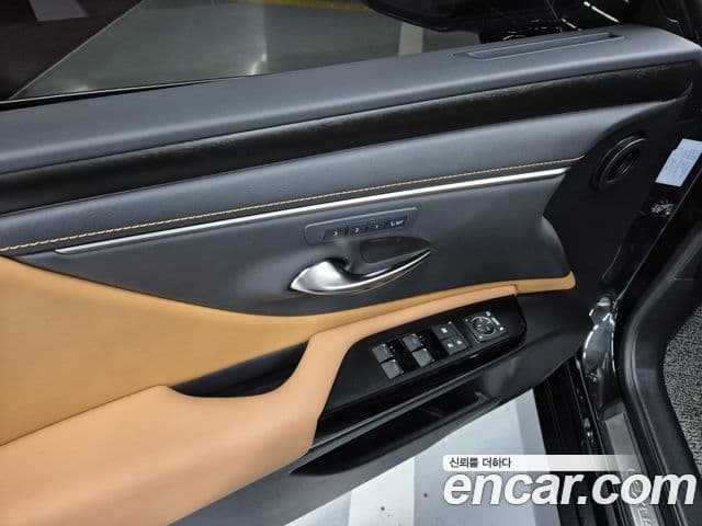 Lexus ES300h 2024 — ფოტო 13/20