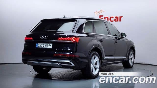 Audi Q7 2021 — Фото 2/20
