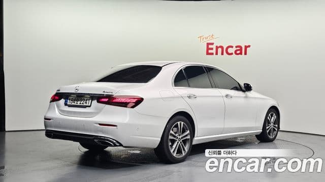 Mercedes-Benz E-Class 2022 — ფოტო 2/20