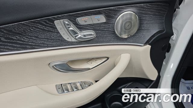 Mercedes-Benz E-Class 2022 — ფოტო 13/20