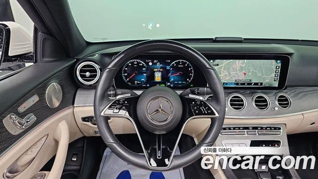 Mercedes-Benz E-Class 2022 — ფოტო 17/20