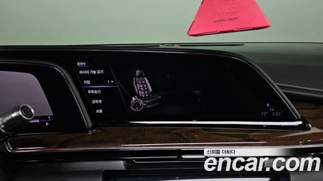 Cadillac Escalade 2021 — Фото 18/20