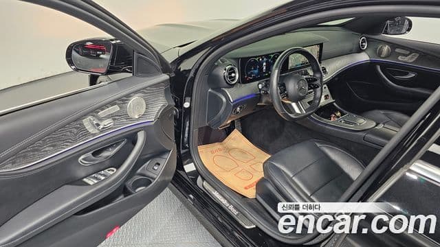 Mercedes-Benz E-Class 2022 — ფოტო 8/20