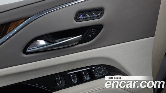 Cadillac Escalade 2023 — Фото 19/20