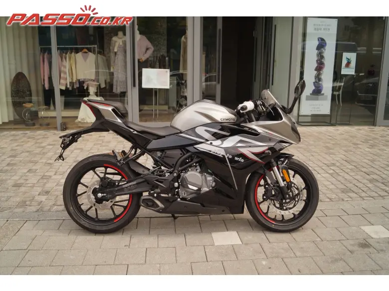 CFMoto 300 SR
