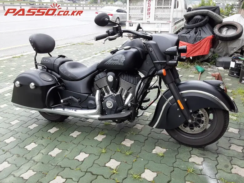 Indian Motorcycle Chief Black Hawk Dark
