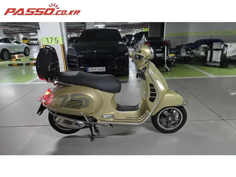 Vespa GTS 300 75th Anniversary Special Edition