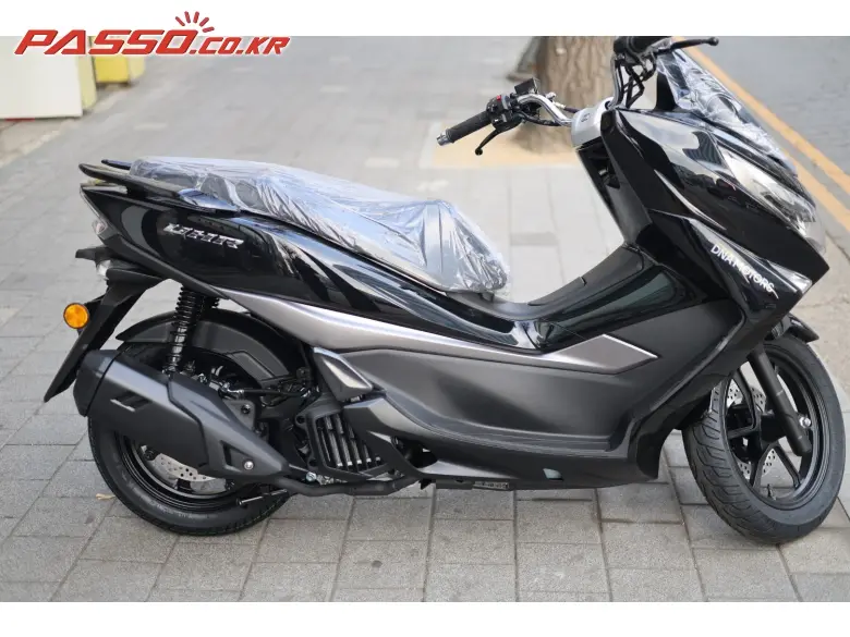 DNA Motors / Daelim UHR 125