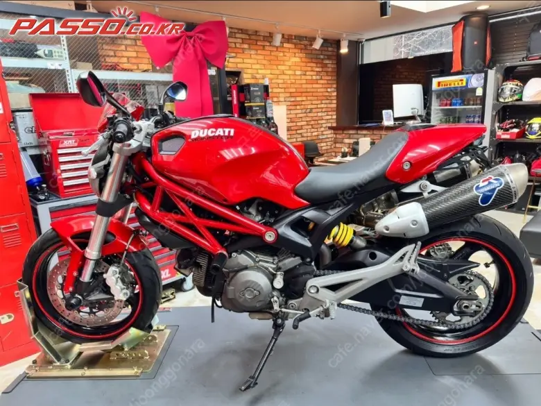 Ducati Monster 696