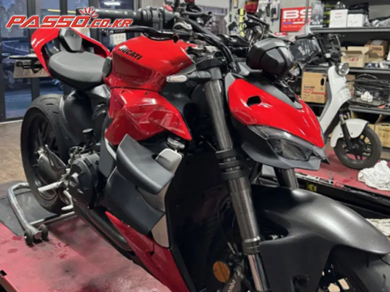 Ducati Streetfighter V2
