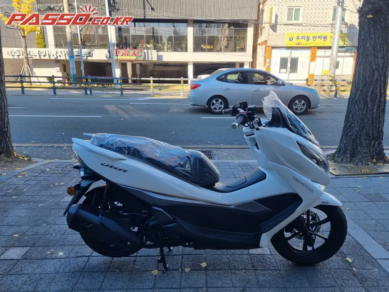 DNA Motors / Daelim UHR 125