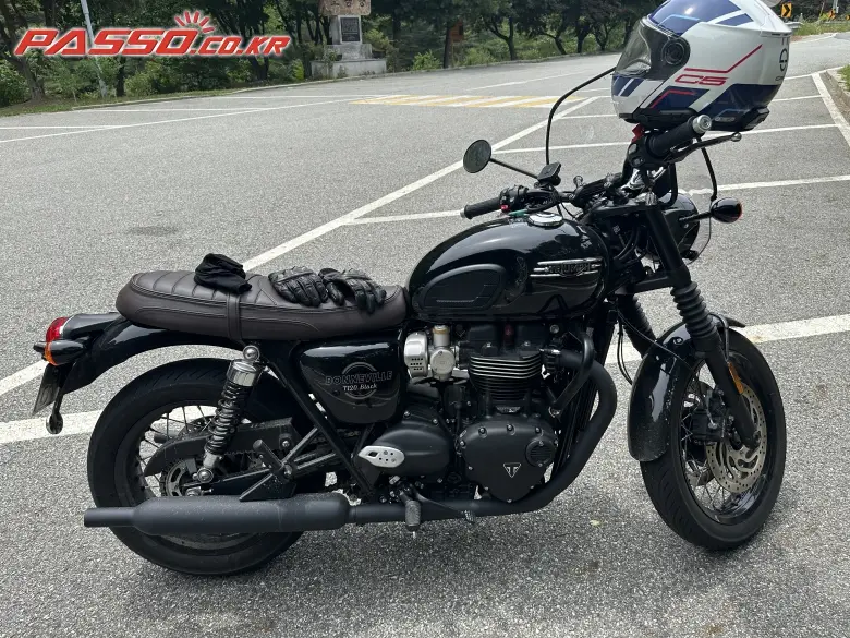 Triumph Bonneville T120 Black