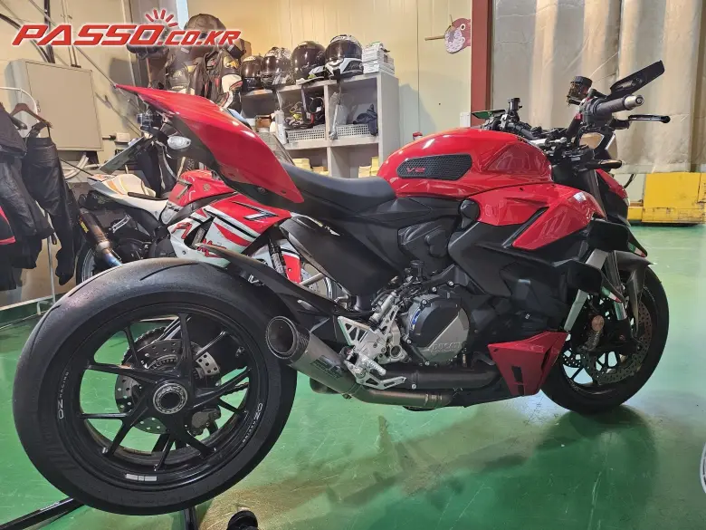 Ducati Streetfighter V2