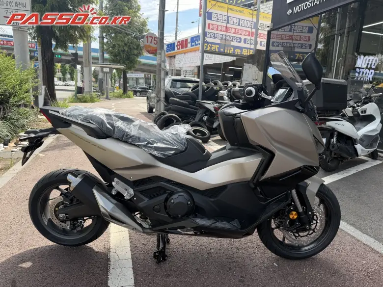 Honda Forza 750