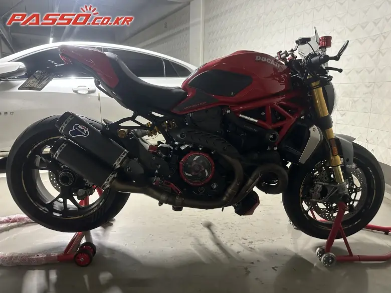 Ducati Monster 1200 S