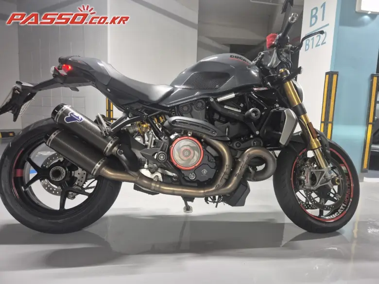 Ducati Monster 1200 S