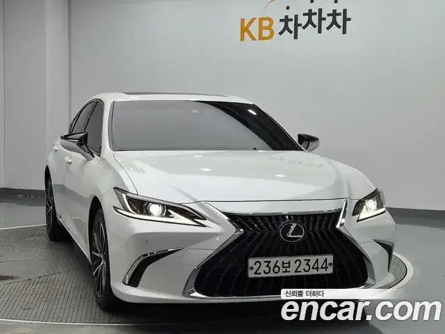 Lexus ES300h, 2022