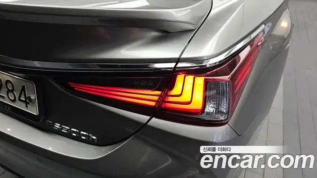 Lexus ES300h, 2024