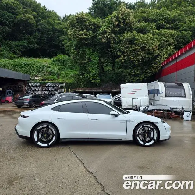 Porsche Taycan, 2022