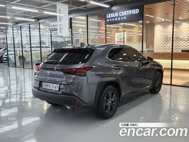 Lexus UX300h, 2025