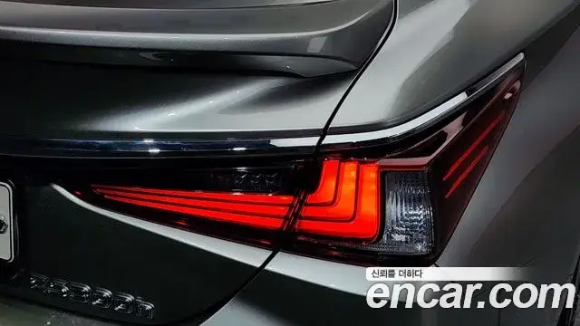 Lexus ES300h, 2022