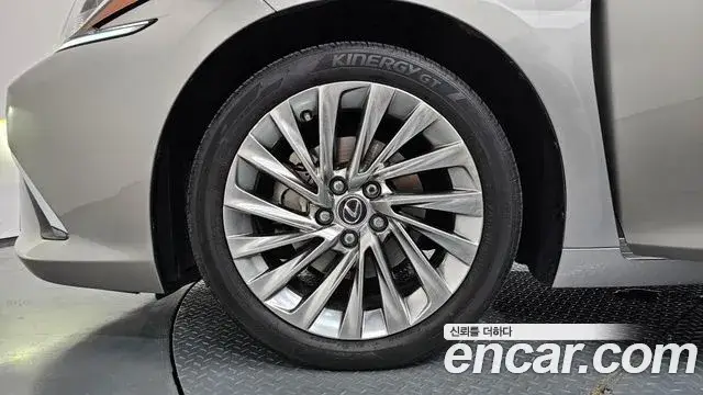 Lexus ES300h, 2022