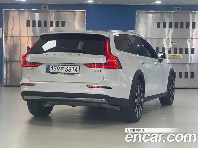 Volvo V60 Cross Country, 2025