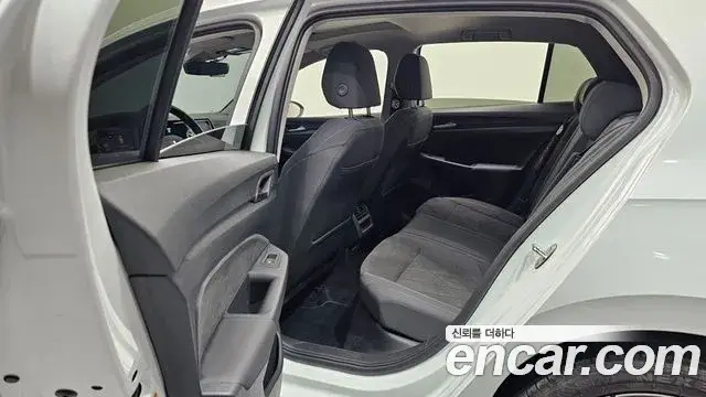 Volkswagen Golf, 2023
