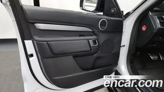Land Rover Discovery 5, 2023