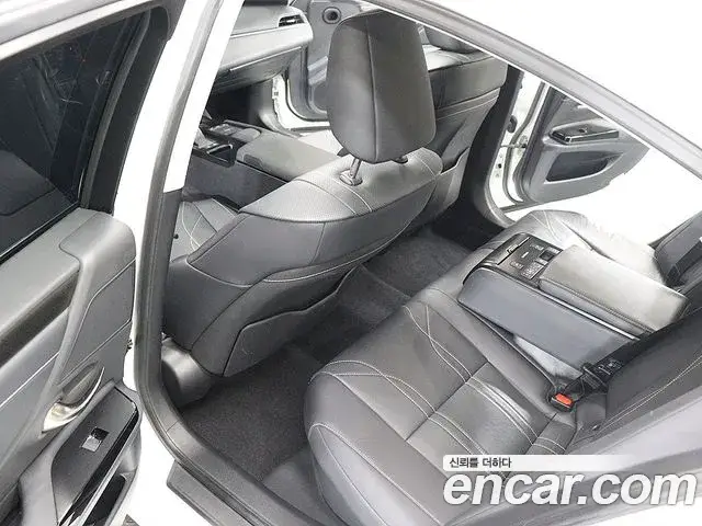 Lexus ES300h, 2022