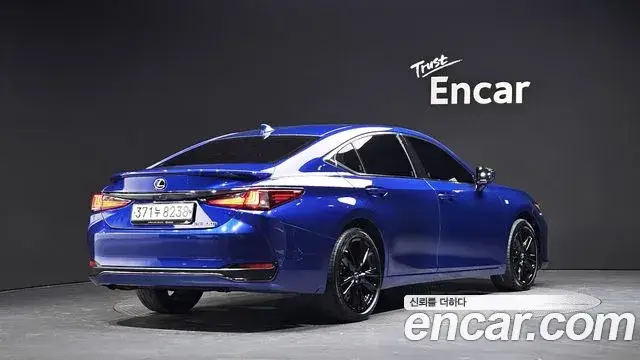 Lexus ES300h, 2022