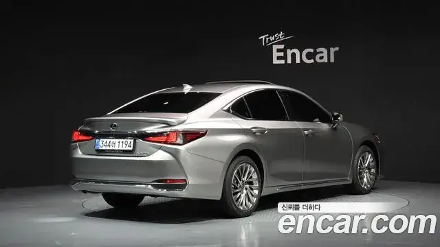 Lexus ES300h, 2025